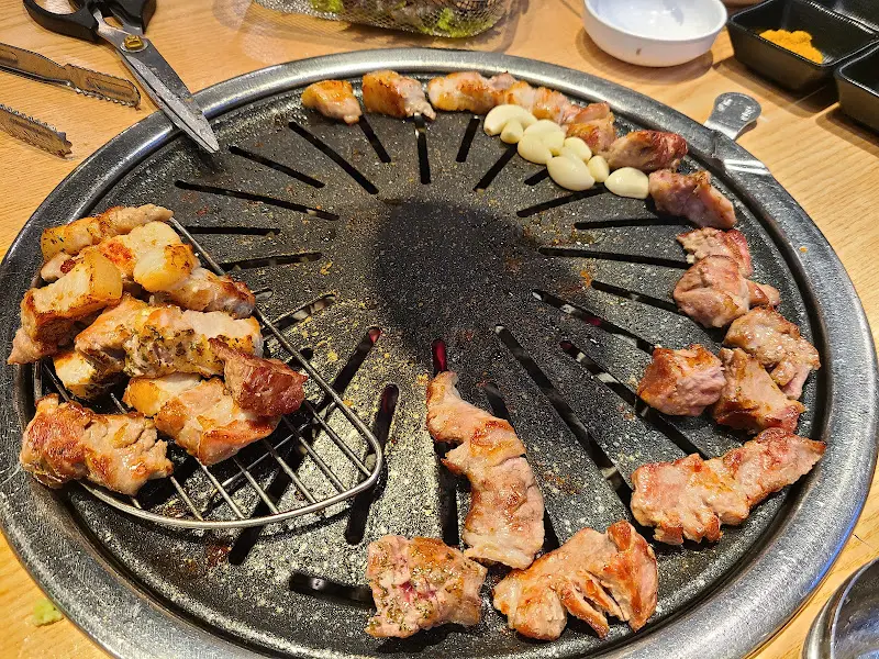 노릇하게 구워진 숙성 삼겹살