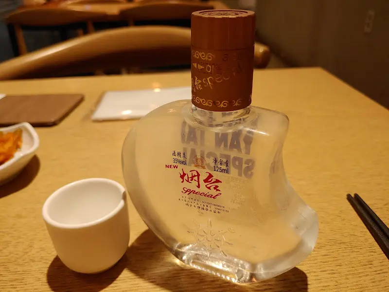 테이블에 놓인 술
