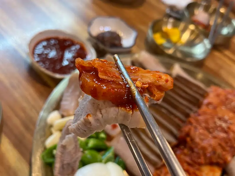 홍어와 콩나물을 함께 집어 올린 모습