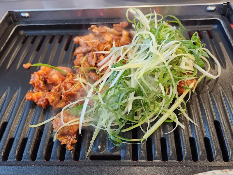 불판 위에서 맛있게 익어가는 고추장 불고기