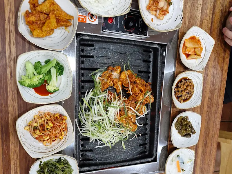 테이블 가득 채운 반찬과 고추장 불고기