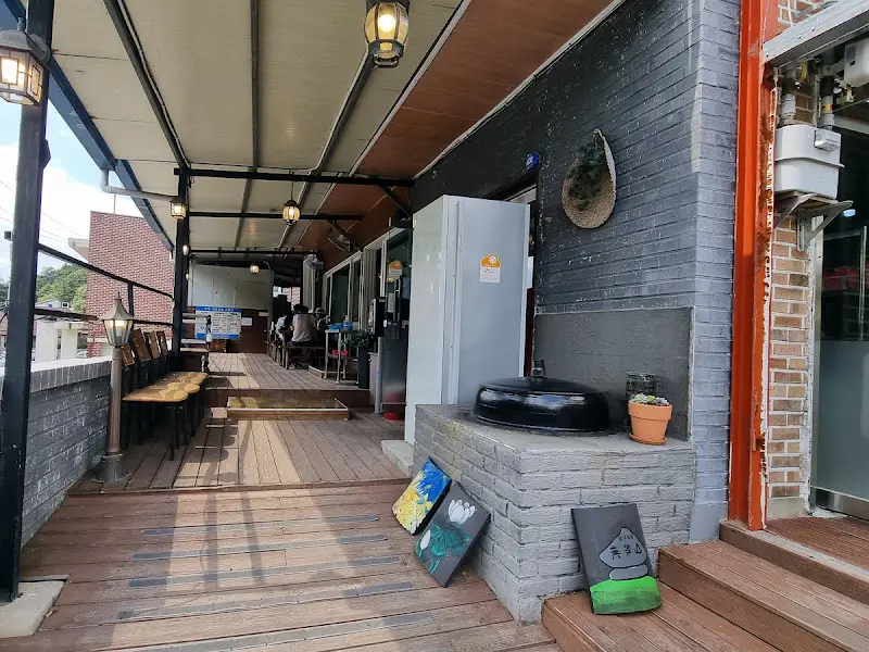 모란창평국밥 야외 테이블