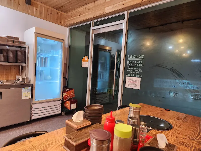 모란창평국밥 내부