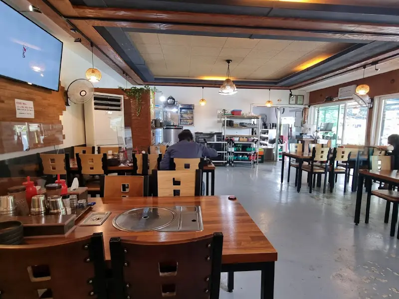 모란창평국밥 내부 테이블