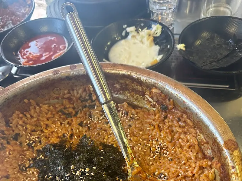 매콤한 양념에 볶아진 환상적인 볶음밥