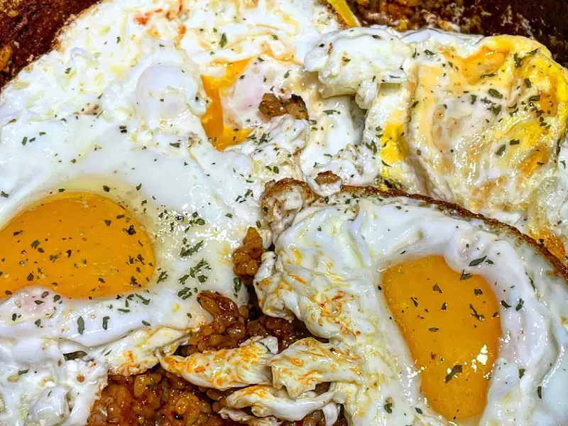 계란 후라이가 올라간 볶음밥