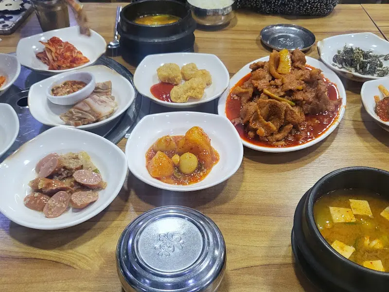 푸짐하게 차려진 배반식당의 한 상 차림