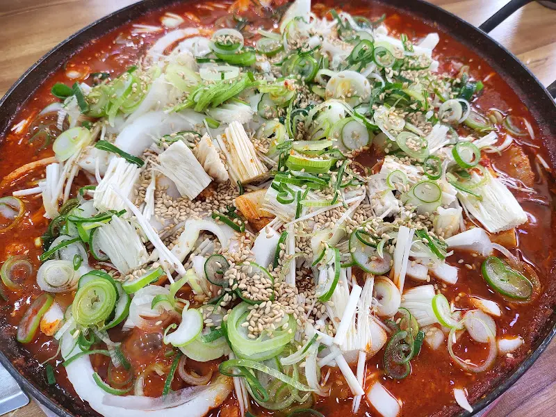 매콤한 양념이 돋보이는 두부두루치기