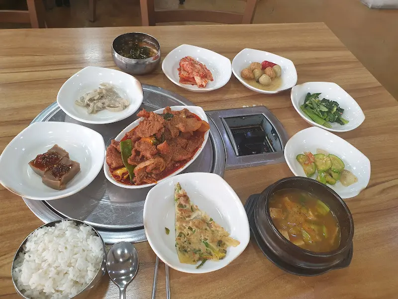 한 상 가득 차려진 모습