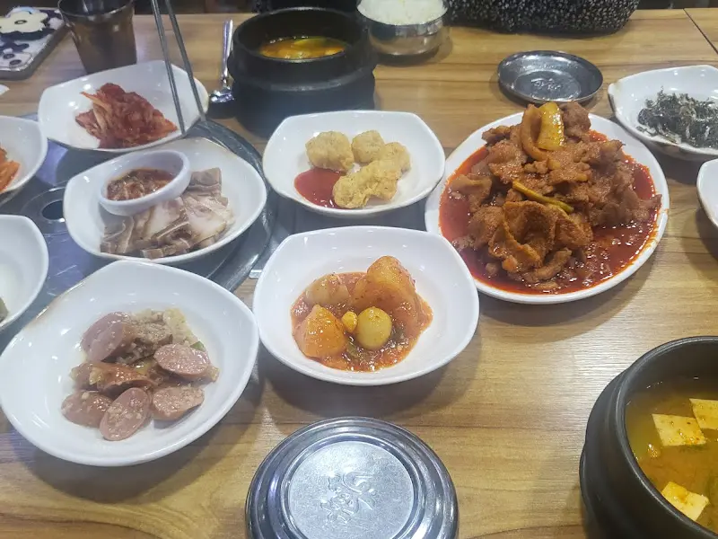 푸짐한 반찬과 메인 요리