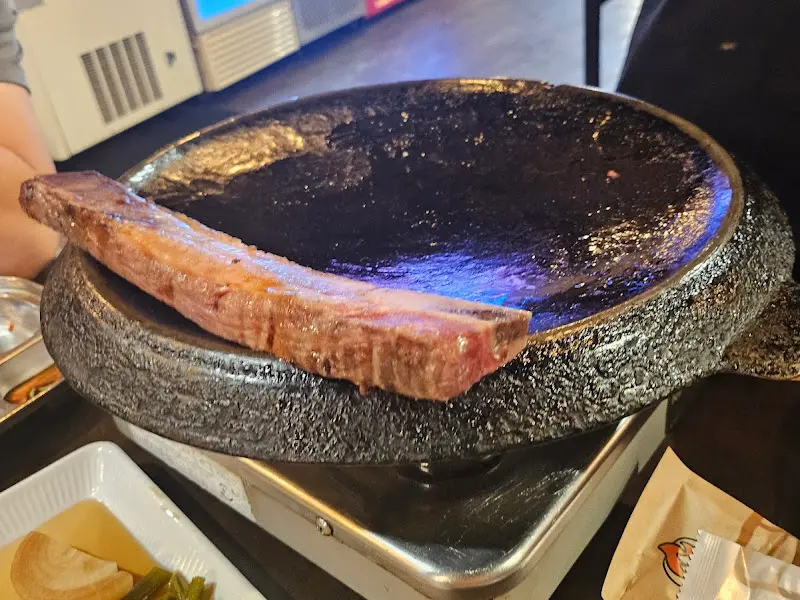 솥뚜껑 불판 위의 우대갈비