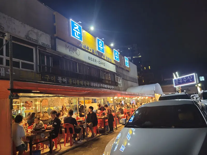 활기 넘치는 준우수산의 저녁 풍경