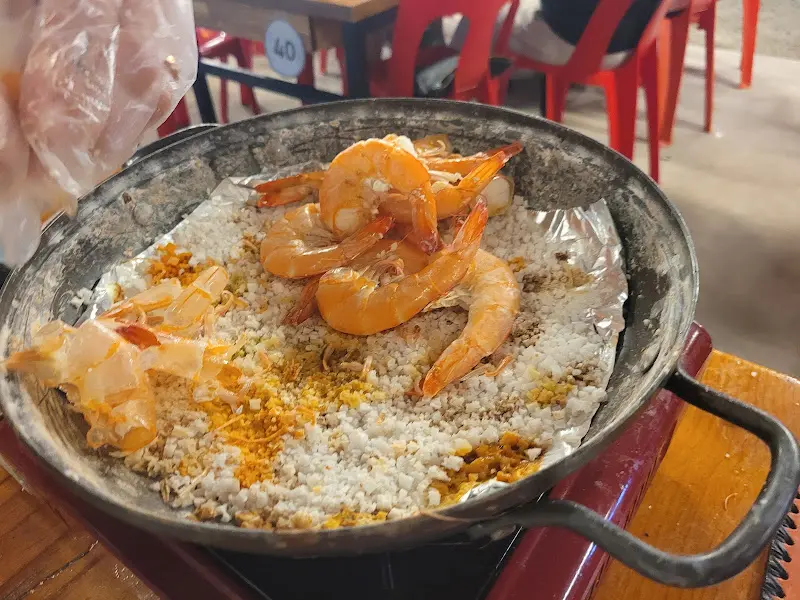 소금 위에서 익어가는 왕새우