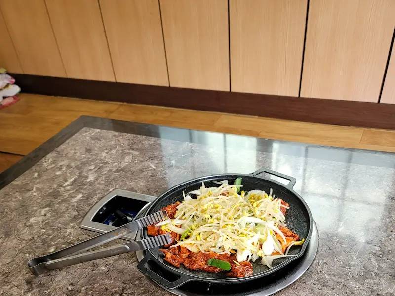 불판 위에서 맛있게 익어가는 고추장 불고기