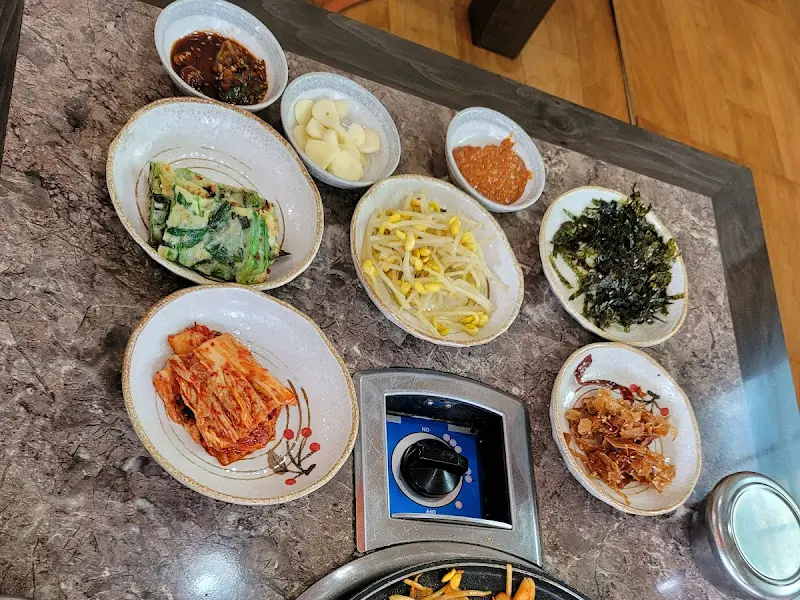 테이블 가득 차려진 밑반찬