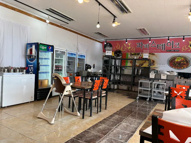 넓고 쾌적한 파파스테이크 내부