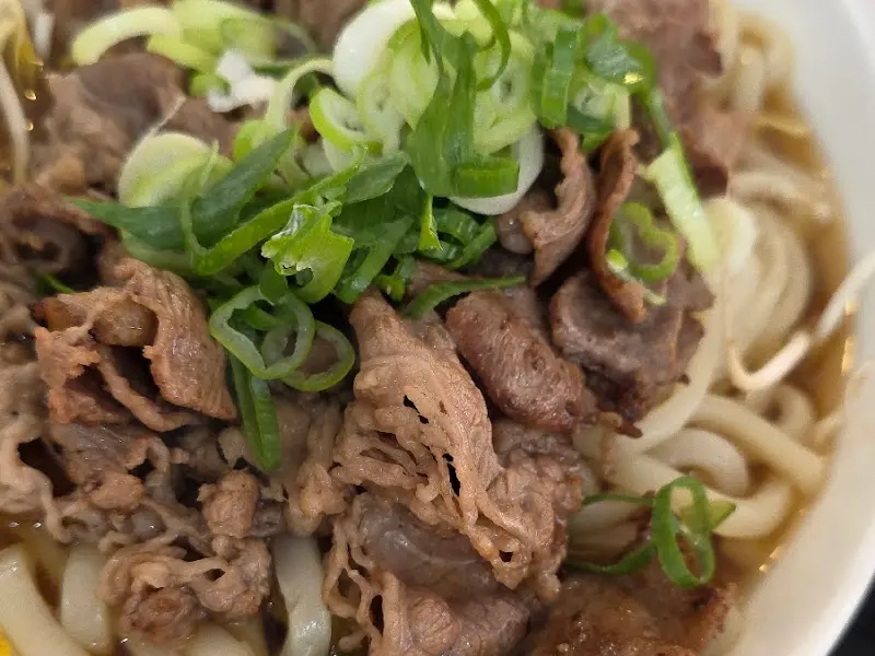 볶음 국수의 먹음직스러운 모습