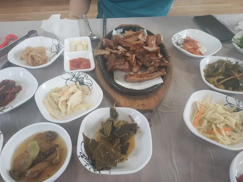 다채로운 밑반찬과 돼지갈비 한 상