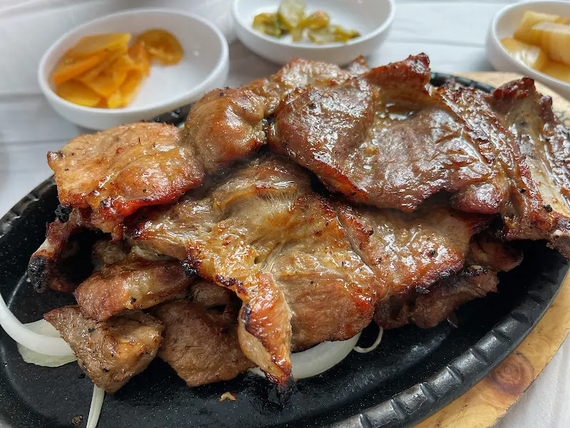 구워져 나오는 돼지갈비