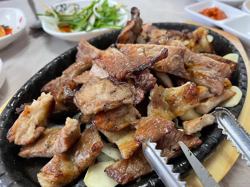 따뜻하게 먹을 수 있도록 철판에 담겨 나오는 돼지갈비