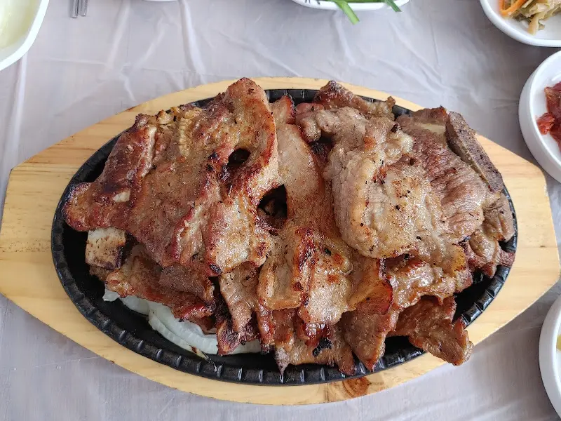 푸짐한 돼지갈비 한 상