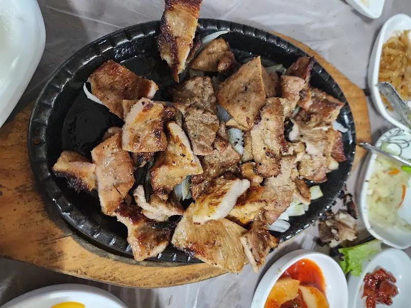 다양한 쌈 채소와 밑반찬