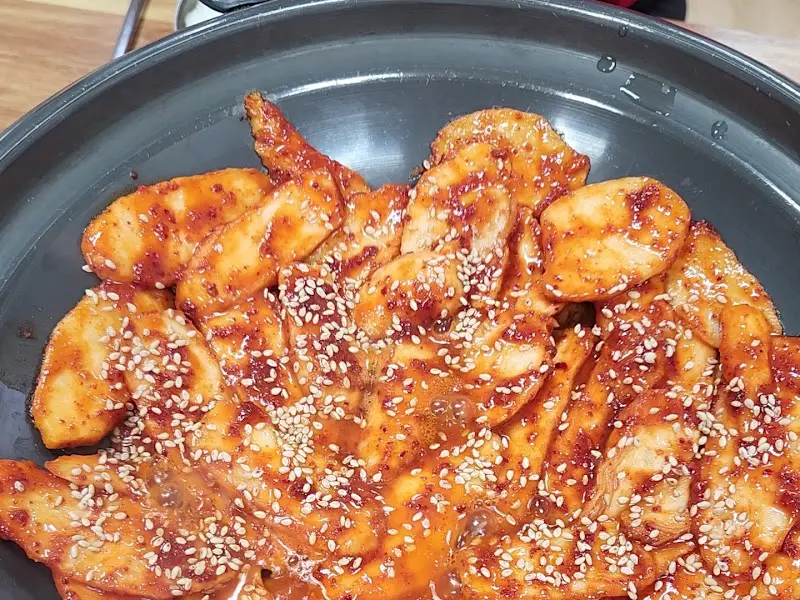 참깨가 뿌려진 닭 요리