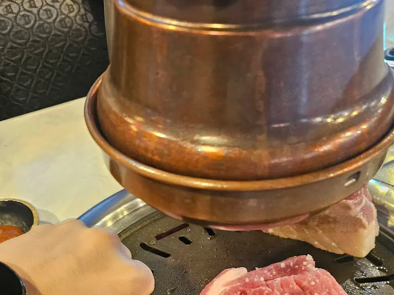 불판 위에서 구워지는 돼지고기