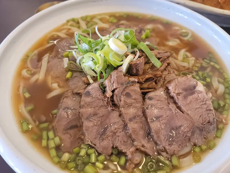 푸짐한 고기 한 상 차림