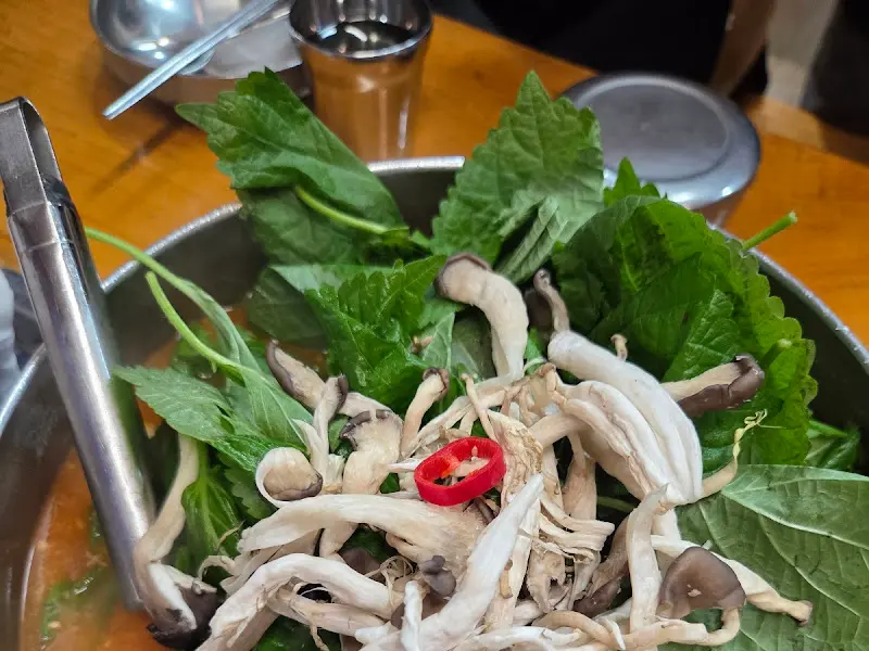 싱싱한 깻잎과 버섯이 듬뿍 들어간 어죽