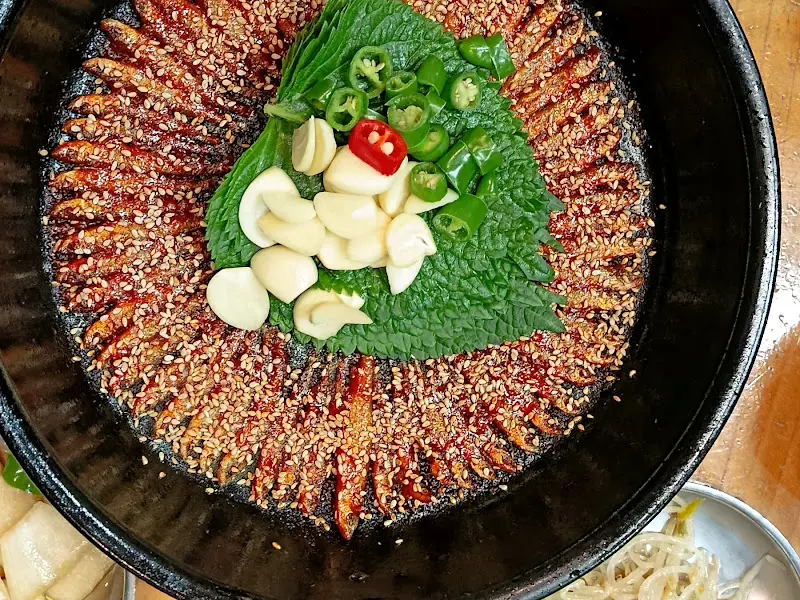 뱅글뱅글 돌려 담긴 도리뱅뱅이