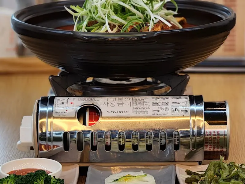 테이블 위에 놓인 소갈비찜
