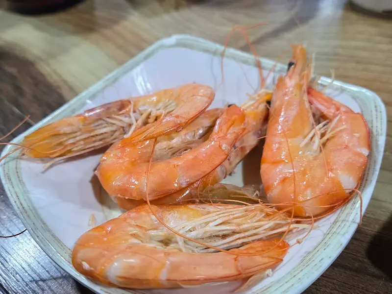 갓 튀겨져 나온 새우튀김