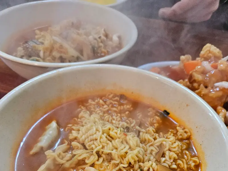 짬뽕라면과 탕수육 한 상 차림