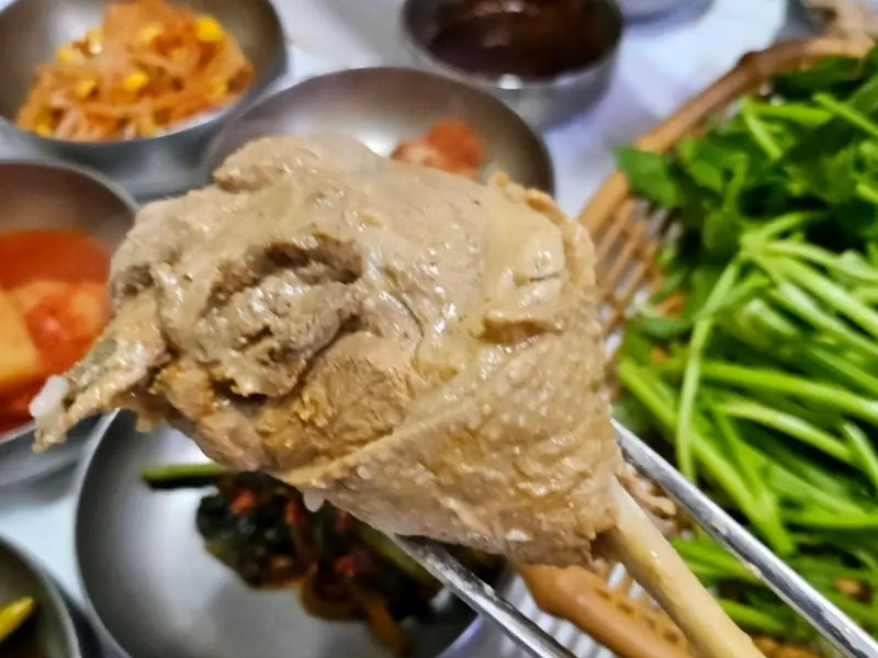 걸쭉한 국물과 미나리가 어우러진 오리탕