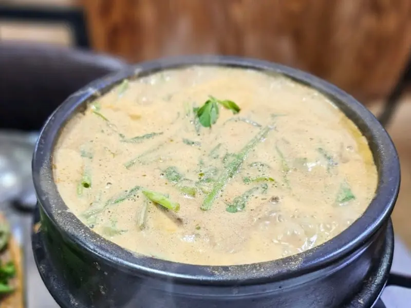 뚝배기에 담겨 나오는 오리탕