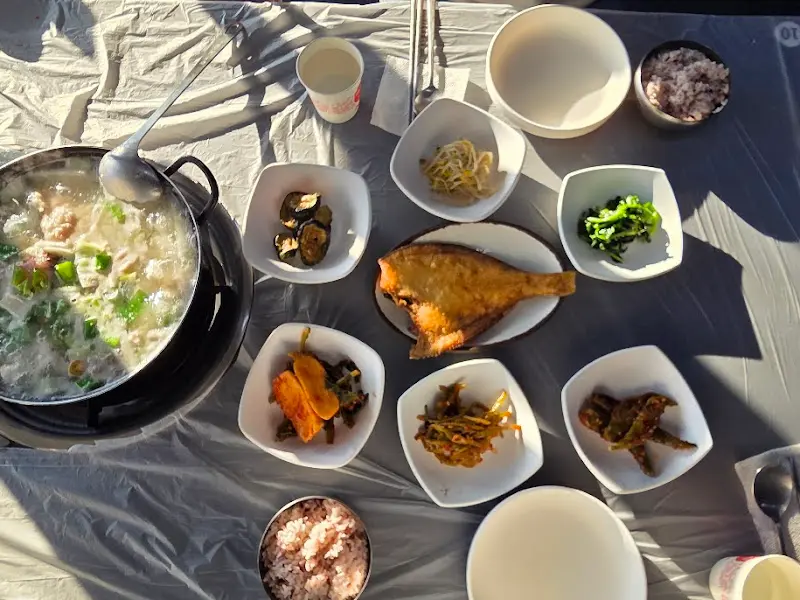 정갈하게 차려진 부두식당의 한 상 차림