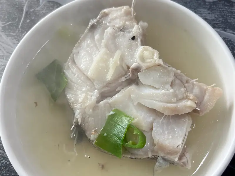 뽀얀 국물에 담긴 대구 살