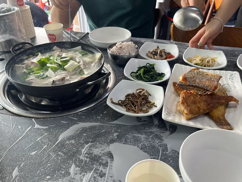 대구지리탕과 다양한 밑반찬들