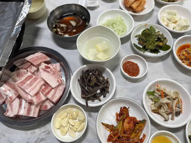 푸짐하게 차려진 냉동 삼겹살 한 상 차림