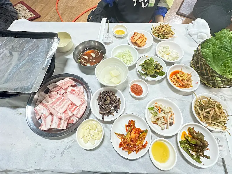 다양한 밑반찬과 냉동 삼겹살