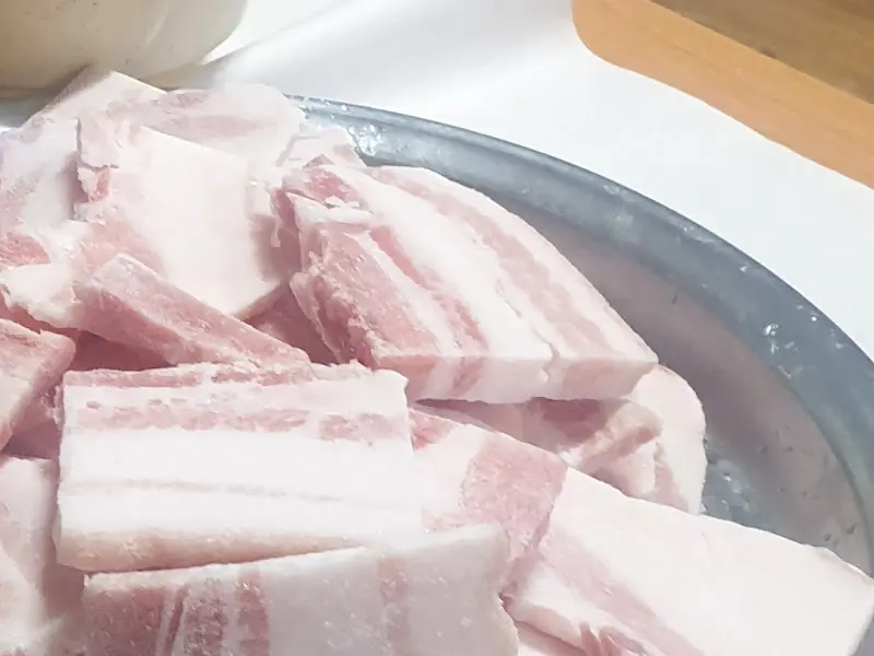 신선한 냉동 삼겹살의 자태