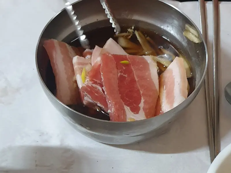 잘 익은 냉동 삼겹살