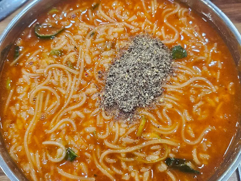 다진 채소 고명이 듬뿍 올려진 어죽