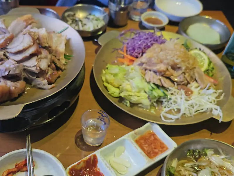 다양한 곁들임 메뉴와 함께 즐기는 족발