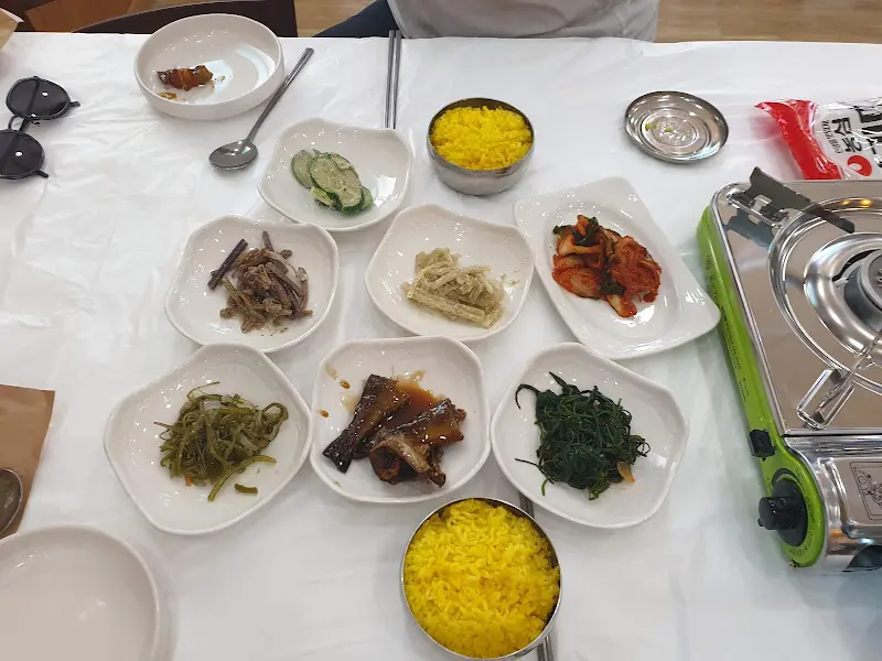 다채로운 밑반찬과 강황밥이 놓인 테이블 전경