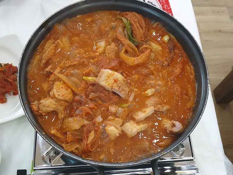 돼지고기와 김치가 듬뿍 들어간 김치찜