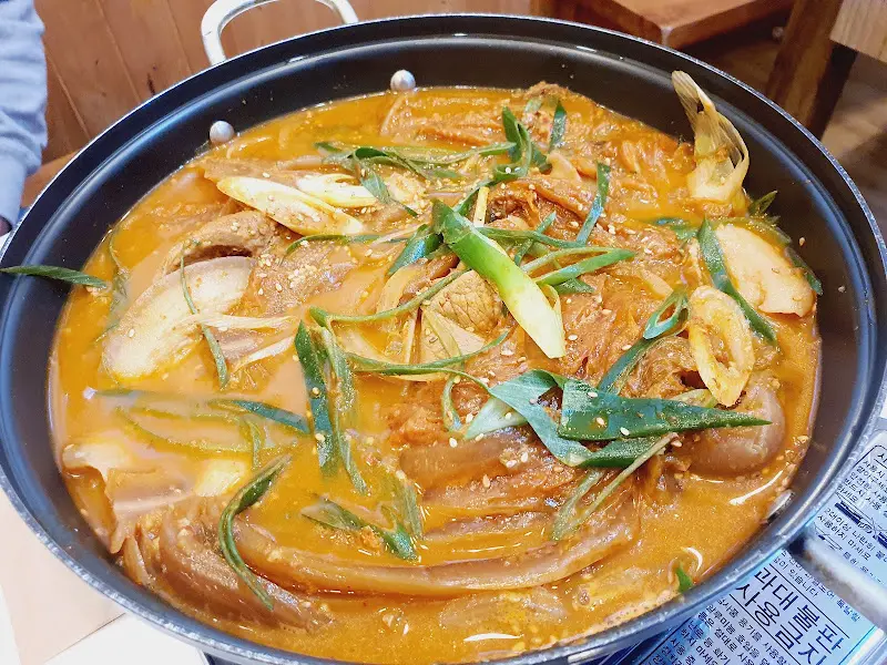 김치찜 속 돼지고기와 김치의 모습