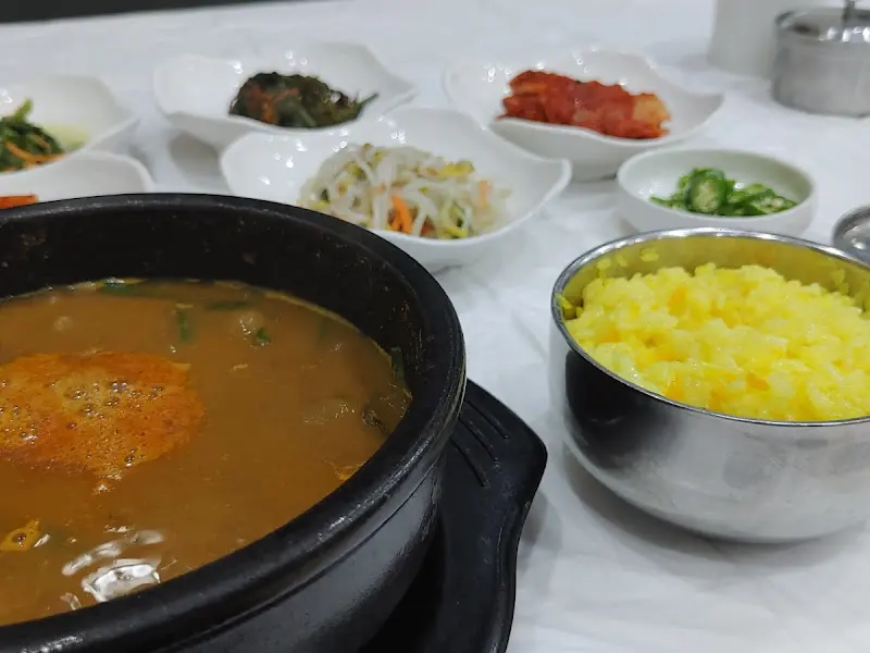 강황밥과 맑은 국이 함께 놓인 상차림