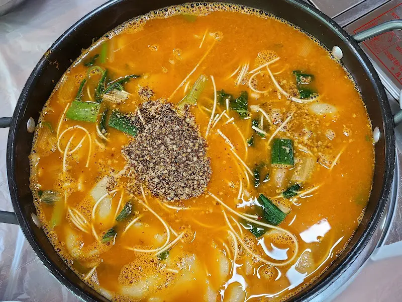 어죽에 양념 넣는 모습